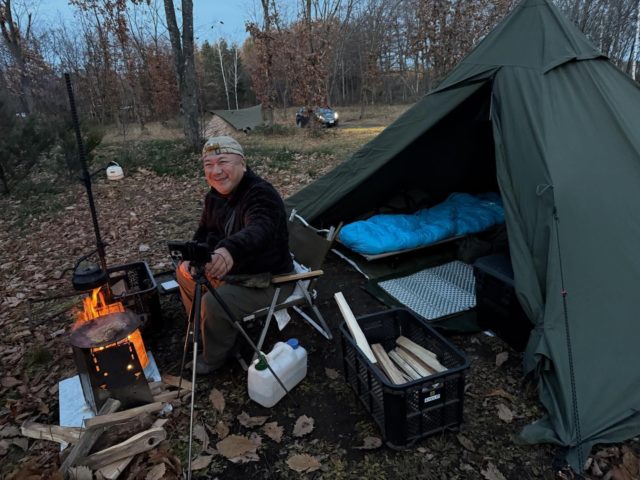 ⛺️キタラ キャンプフィールド フォトギャラリー
kitaracampfield_photogallery
2025/11/8
すっかり木の葉も無く寒くなりましたが、皆さん焚火🔥楽しんでます😊
ベンガル親子🐈、どちらがママか分かりますか？笑
すっかり元気になりました。
そしてベルちゃん🐈‍⬛は丸くなって寝てます。

#オートキャンプ 
#北海道
#十勝清水 
#キタラキャンプフィールド 
---------------------------
kitaracampfield 
星が近くに見えるオートキャンプ場